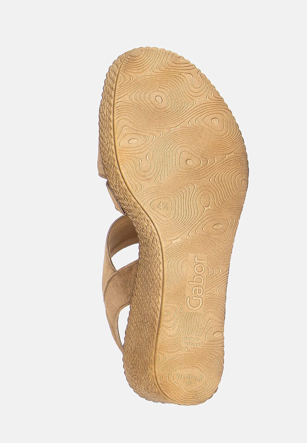 Sandal i semsket skinn med kilehæl